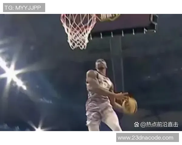 足球明星热议扣篮大赛精彩瞬间球场与篮筐的完美碰撞 足球明星热议扣篮大赛精彩瞬间球场与篮筐的完美碰撞