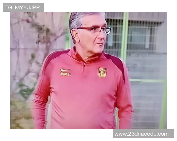 足球明星的脚筋秘密揭示运动员如何保持最佳状态与健康秘诀