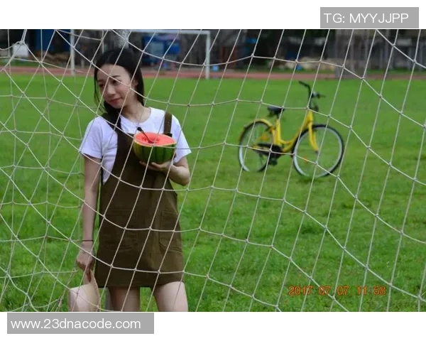 高清足球明星西瓜图片分享让你领略夏日清凉与运动激情的完美结合 高清足球明星西瓜图片分享让你领略夏日清凉与运动激情的完美结合